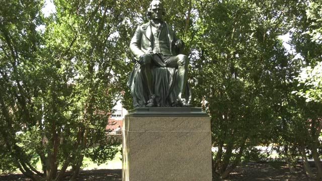 Statue of Thomas Jefferson along the UVA Lawn